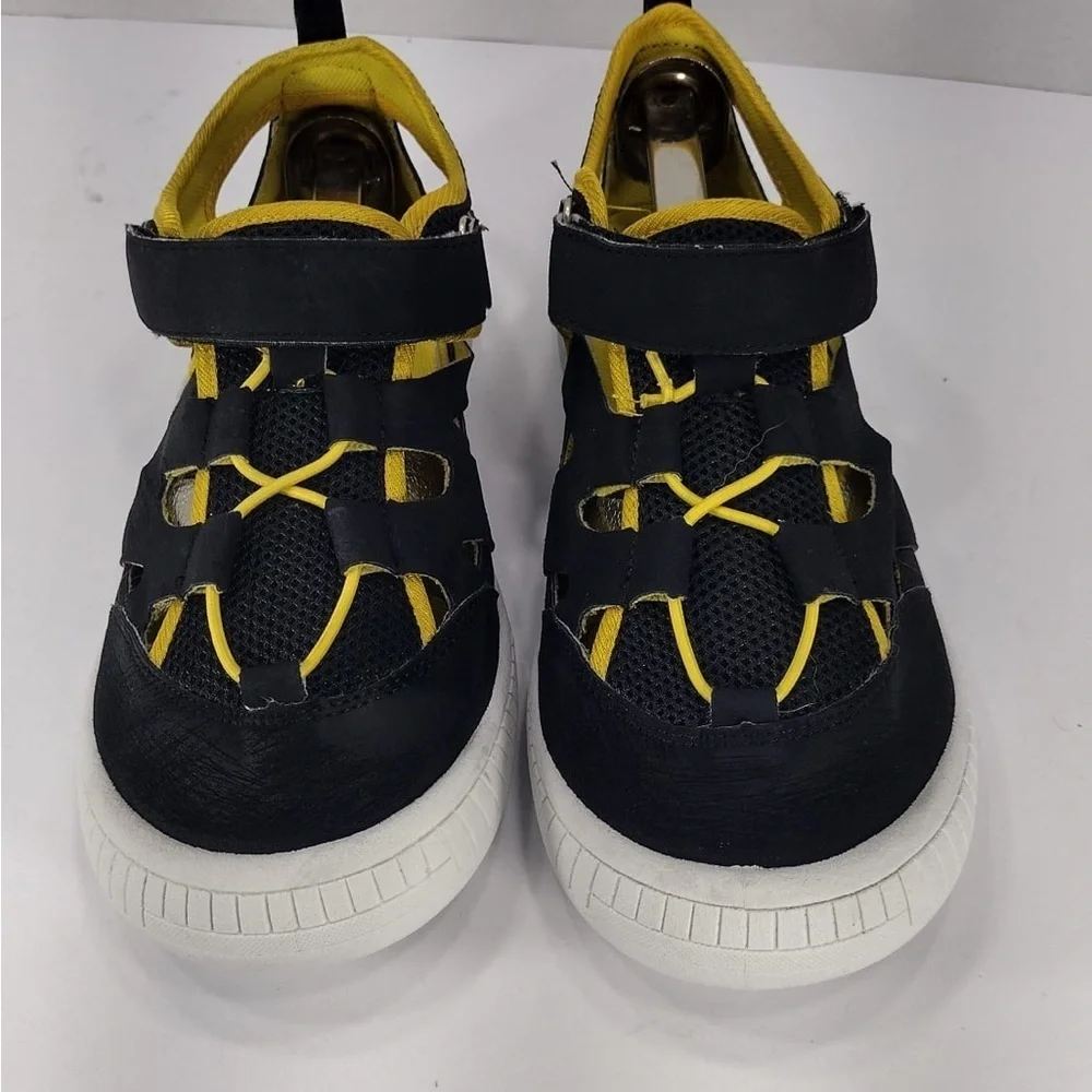 Omphies Kids Black and Yellow Shoes size 4y pre Owned Exellent condition